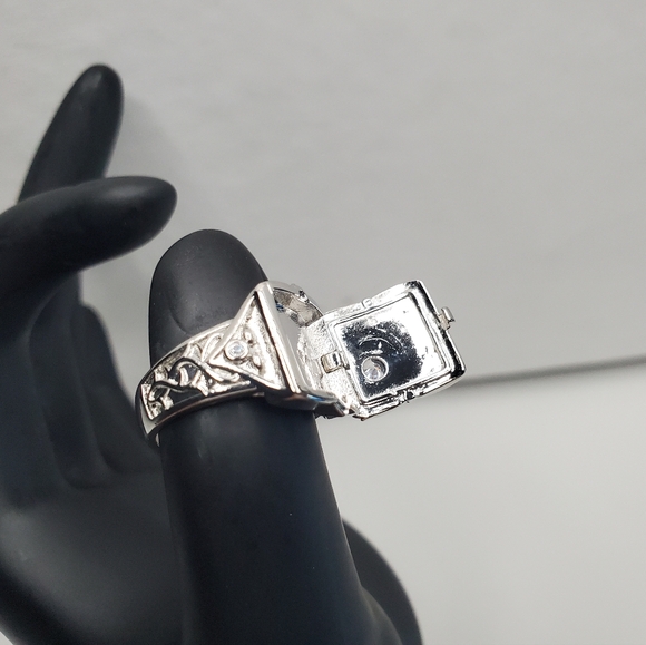 Mens Silver Open Locklet Secret Compartment Ring - Picture 4 of 16